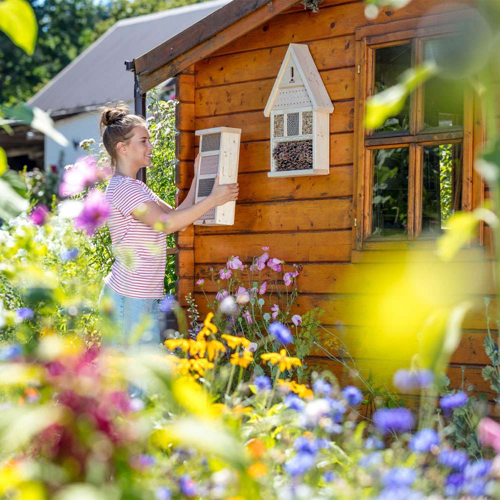 Produktbild von Wildlife World Solitär Bienenstall BEEBARN – FSC-Holz, Recycelter Kunststoff, Für Wildbienen & Insekten
